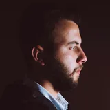 Porträtfoto eines Lesers mit Smartphone
